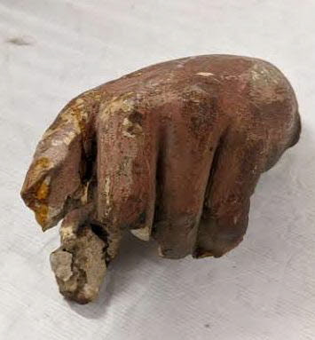 Fragment (main gauche) du roi Childebert 1er (+558)