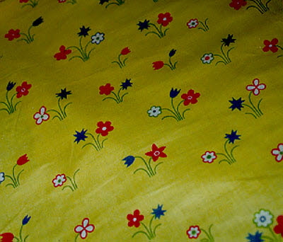 Rouleau de toile à fleurs stylisées sur fond jaune, image 1/1