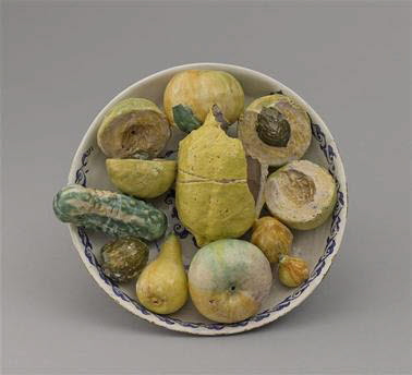 Coupe ronde : fruits et des légumes en haut-relief et en trompe-l'oeil [Fruttiera Farcita], image 2/3