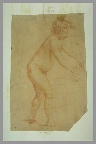 Enfant nu, debout, tourné vers la droite, les mains posées sur un objet