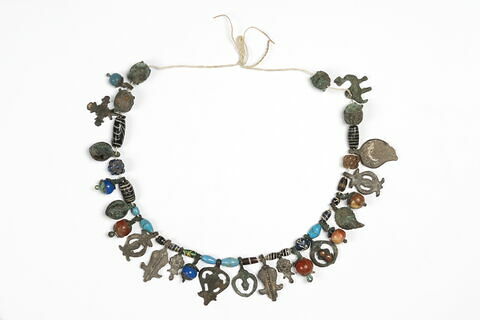 collier ; perle en olive ; perle sphérique ; pendentif ; amulette, image 1/3