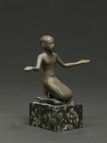 figurine, image 2/10