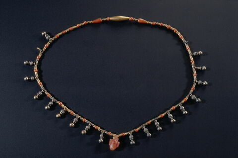 collier à pendentif ; perle fusiforme ; perle sphérique ; perle rondelle ; perle en goutte ; pendentif, image 2/2