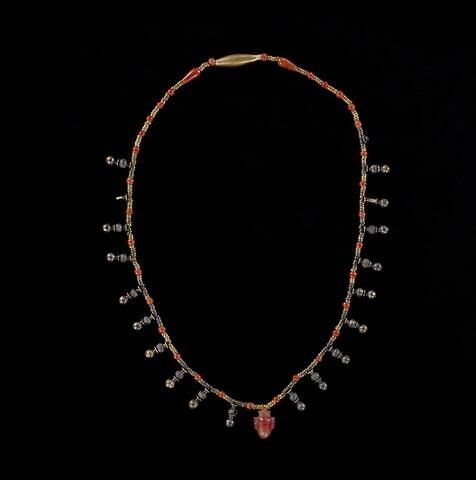 collier à pendentif ; perle fusiforme ; perle sphérique ; perle rondelle ; perle en goutte ; pendentif