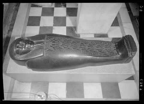 couvercle de sarcophage momiforme