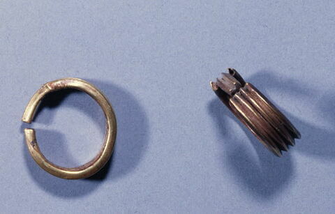 boucle d'oreille en anneaux coupés accolés, image 1/1