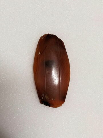 amulette ; perle en demi olive, image 1/1