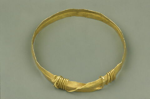 bracelet en anneau à extrémités enroulées ; bracelet en anneau plat, image 1/1