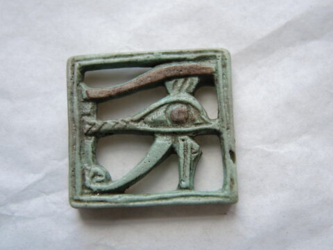 perle en pastille rectangulaire ; pendentif ; amulette oudjat rectangulaire ajouré, image 1/1