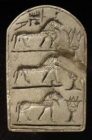 stèle à trois registres ; stèle cintrée ; stèle miniature ; amulette