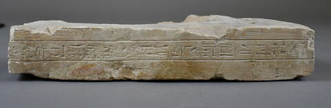 socle de stèle ; stèle oudjet, image 1/2