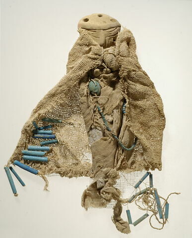 figurine féminine ; tissu ; tissu miniature ; perle ; scarabée, image 1/1