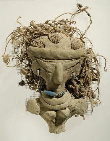 figurine féminine ; perle tubulaire ; perle en olive, image 1/1