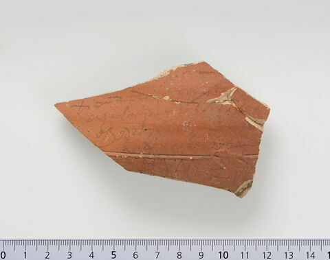 ostracon ; plusieurs fragments recollés