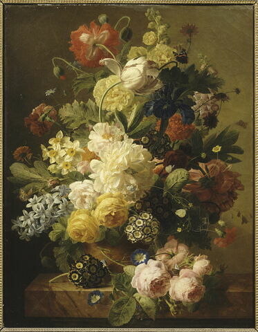 Fleurs dans un vase d'agate sur une console de marbre