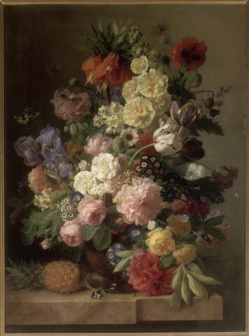 Fleurs dans un vase d'agate placé sur une console de marbre
