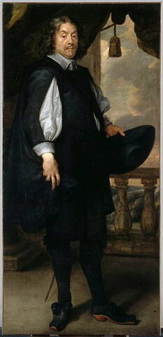 Portrait d'un homme en pied, un chapeau à la main, image 2/2