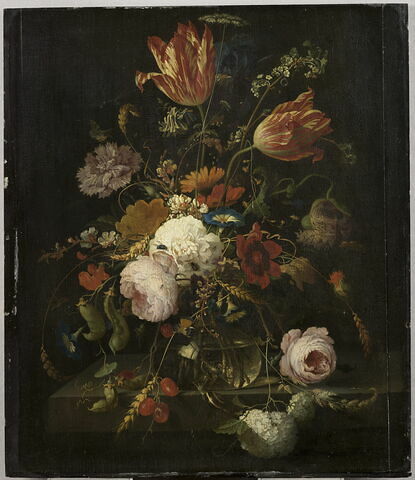 Fleurs dans une carafe de cristal, avec une branche de pois et un escargot, image 1/5