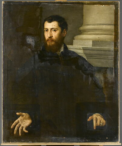 Homme assis près d'une colonne, main droite ouverte (montrant quelque chose ?), avec un camée à l'annulaire de l'autre main, image 1/2