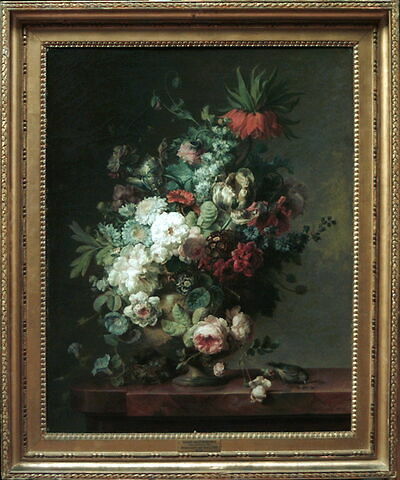 Vase de fleurs sur une table de pierre, avec un nid et un verdier mâle, image 2/2