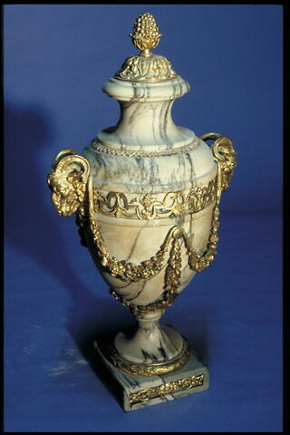 Vase de style Louis XVI avec couvercle orné de têtes de béliers et de guirlandes, image 1/2