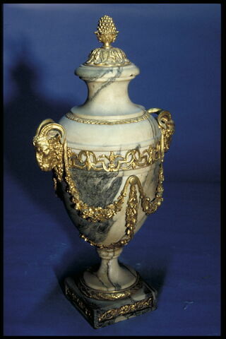 Vase de style Louis XVI avec couvercle, orné de têtes de béliers et de guirlandes, image 1/2