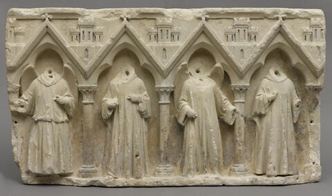 Deux anges et deux clercs sous des arcatures, image 1/1