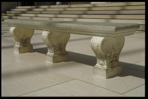 Banc composé de trois pieds ornés de coquilles et d'une plaque de marbre, image 1/4
