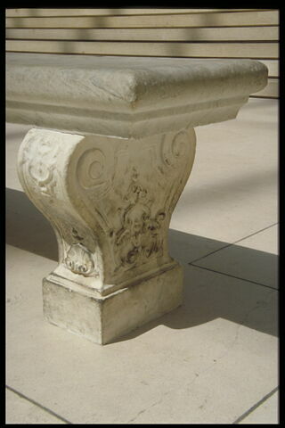 Banc composé de trois pieds ornés de coquilles et d'une plaque de marbre, image 3/4