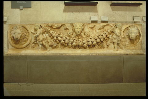 Frise décorative avec une guirlande portée par des génies, une tête de Méduse et deux masques de lion, image 4/6