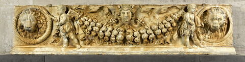 Frise décorative avec une guirlande portée par des génies, une tête de Méduse et deux masques de lion, image 1/6