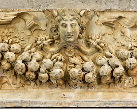 Frise décorative avec une guirlande portée par des génies, une tête de Méduse et deux masques de lion, image 2/6