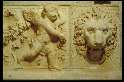 Frise décorative avec une guirlande porté par deux génies ailés, une tête de Méduse et deux masques de lion, image 4/7