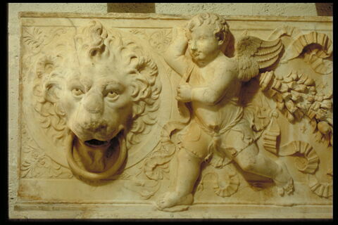 Frise décorative avec une guirlande porté par deux génies ailés, une tête de Méduse et deux masques de lion, image 5/7
