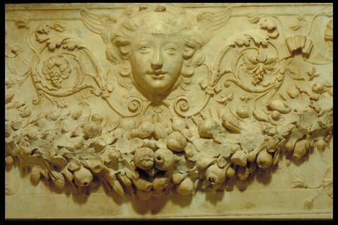 Frise décorative avec une guirlande porté par deux génies ailés, une tête de Méduse et deux masques de lion, image 7/7