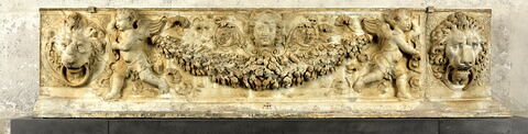 Frise décorative avec une guirlande porté par deux génies ailés, une tête de Méduse et deux masques de lion