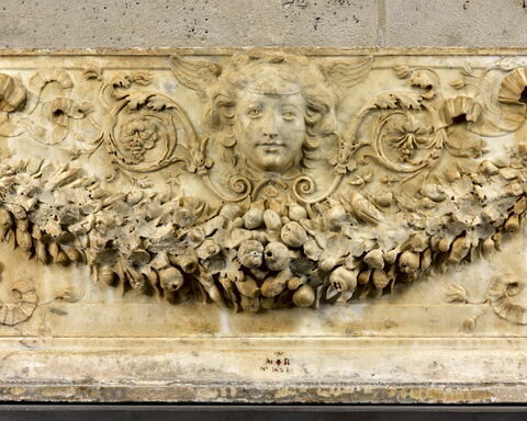 Frise décorative avec une guirlande porté par deux génies ailés, une tête de Méduse et deux masques de lion, image 2/7