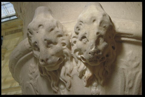 Vase de forme Médicis orné de masques de femme entre des palmes, image 4/4