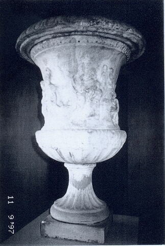 Vase formé Médicis orné d'un bas relief représentant le sacrifice d'Iphigénie