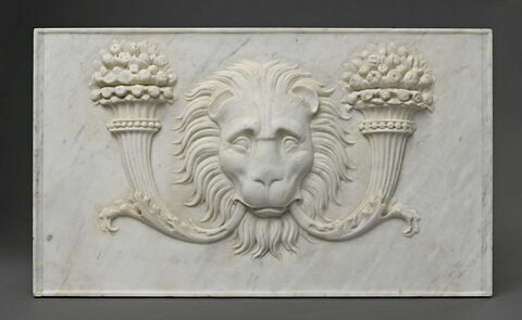 Panneau décoré d'un mufle de lion encadré par deux cornes d'abondance, image 1/3