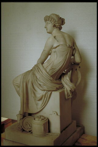 Sapho assise, appuyée d'un bras sur sa lyre et tenant d'une main la lettre qu'elle vien d'écrire à Phaon, image 4/6