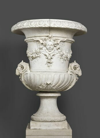Vase décoré des attributs du Printemps, image 1/9