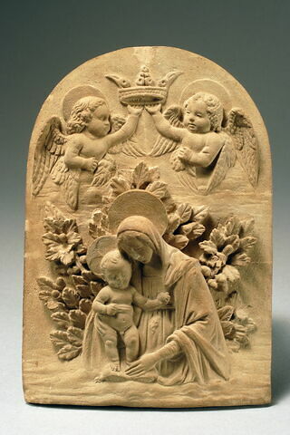 La Vierge et l'Enfant sur un fond de feuillage, couronné par deux anges