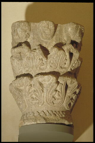 Chapiteau décoré de feuillages, de masques et de dents de scie