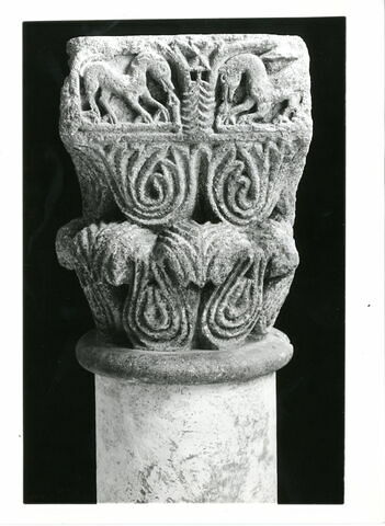 Chapiteau décoré de deux rangées de palmettes et d'animaux affrontés