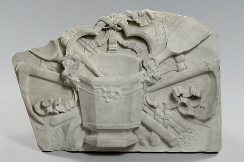 Trophée funéraire orne d'un bénitier d'un goupillon et d'outils de fossoyeur. Element du monument funéraire de Valentine Balbiani (1518-1572), épouse de René de Birague