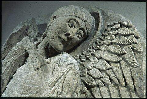 Partie centrale d'un tympan : saint Michel terrassant le dragon, image 3/8