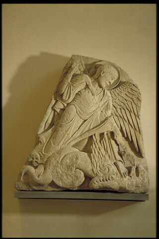 Partie centrale d'un tympan : saint Michel terrassant le dragon, image 5/8
