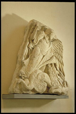 Partie centrale d'un tympan : saint Michel terrassant le dragon, image 7/8