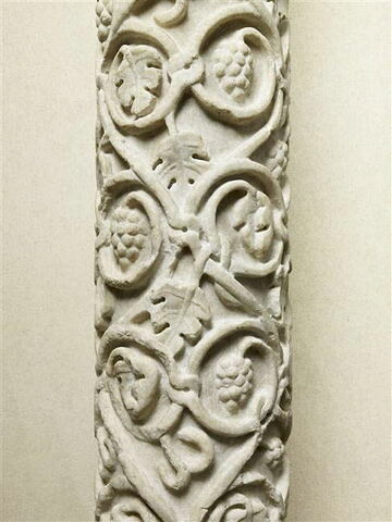 Colonne décorée de pampres et couronnée d'un chapiteau composite, avec base et tailloir, image 2/11